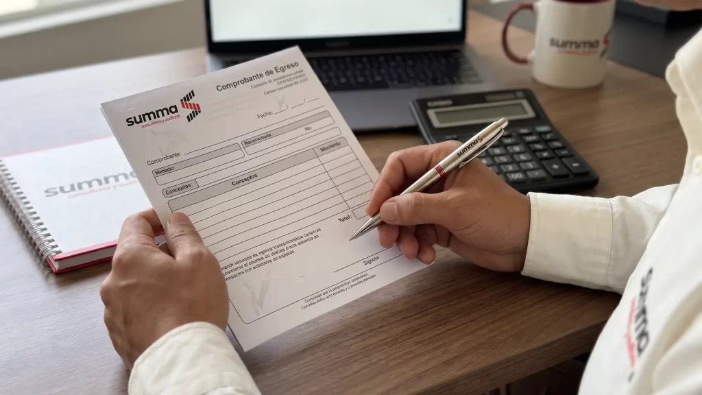 Manos de un profesional financiero sosteniendo un comprobante de egreso